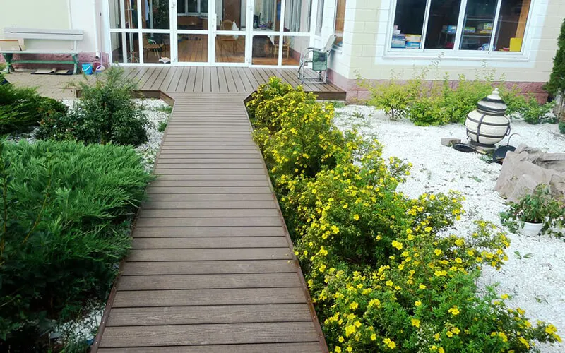 Дорожки из террасной доски: эстетика и практичность